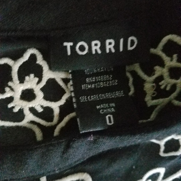 ***sold*** Black & cream torrid top - Picture 3 of 5